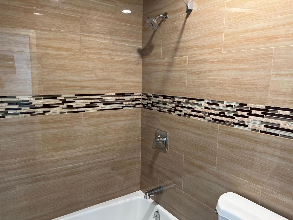 Industry Inn & Suites Ла-Пуэнте Экстерьер фото