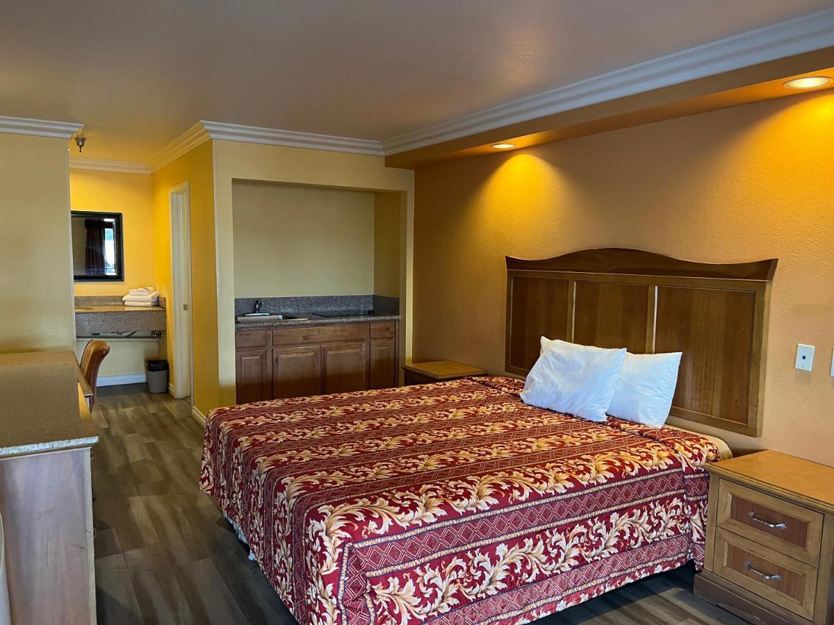 Industry Inn & Suites Ла-Пуэнте Экстерьер фото