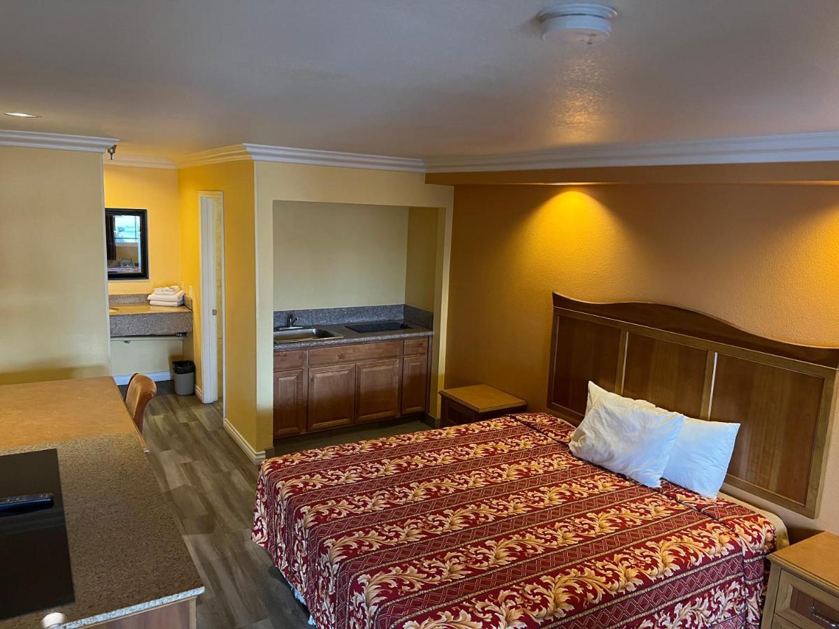 Industry Inn & Suites Ла-Пуэнте Экстерьер фото