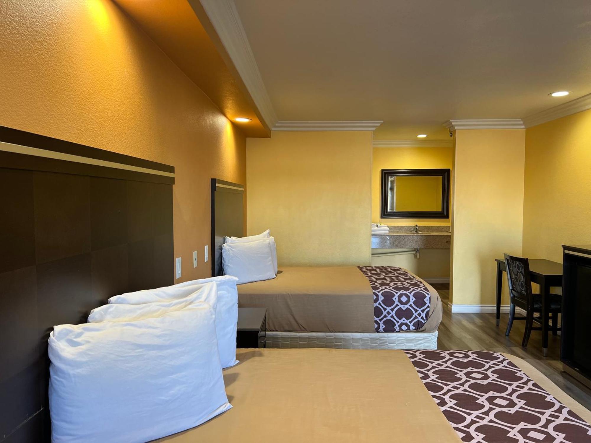 Industry Inn & Suites Ла-Пуэнте Экстерьер фото