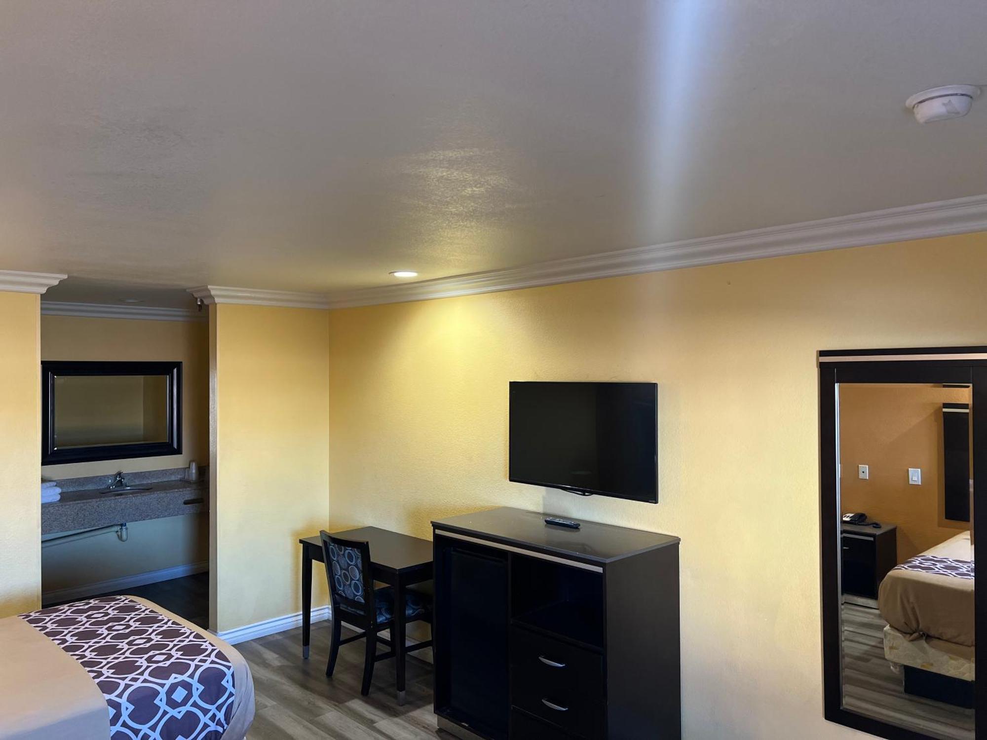 Industry Inn & Suites Ла-Пуэнте Экстерьер фото