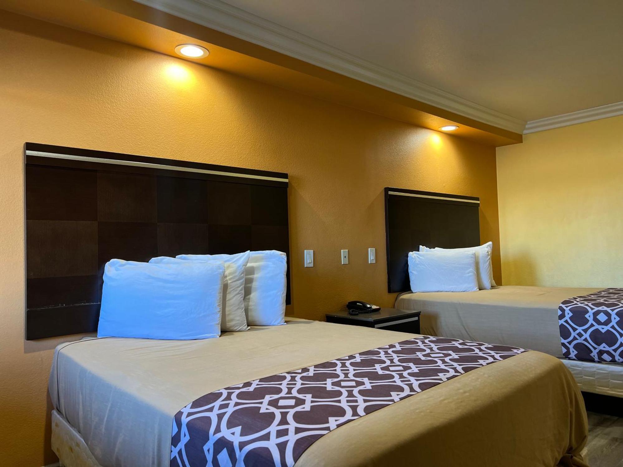Industry Inn & Suites Ла-Пуэнте Экстерьер фото