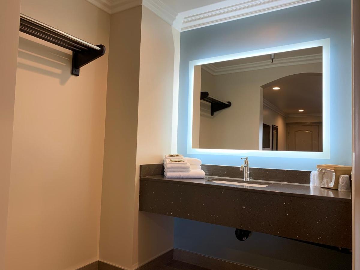 Industry Inn & Suites Ла-Пуэнте Экстерьер фото