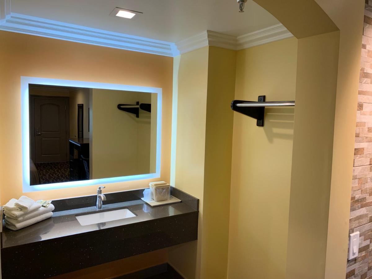 Industry Inn & Suites Ла-Пуэнте Экстерьер фото